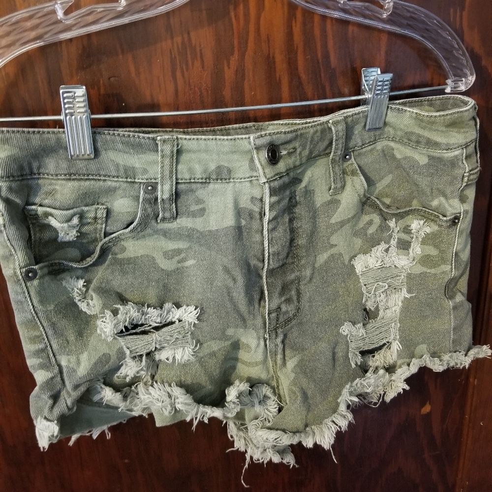Mossimo camo distressed short